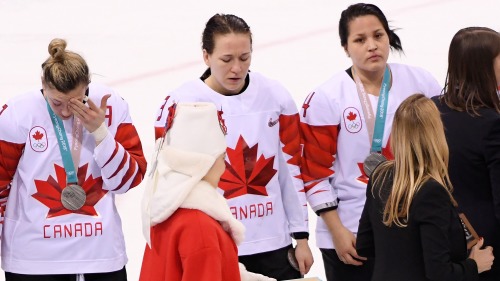 意難平加女子冰球隊得奧運銀牌集體哭泣