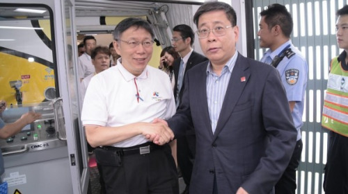 图为去年7月台北市长柯文哲（左）参加双城论坛飞抵上海时，李文辉（右）接机。