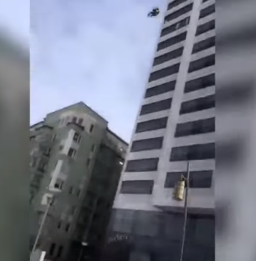路人目睹男子24楼跳伞失败坠地结果出乎意料