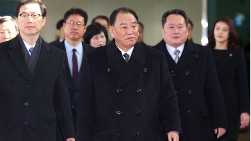 金英哲（前）率领代表团2018年2月25日进入韩国一侧
