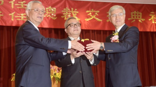 央行總裁26日舉行交接典禮，新任總裁楊金龍（右）從卸任總裁彭淮南（左）的手中接過印信。