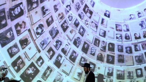 駐台北以色列經濟文化辦事處、德國在台協會25日在國家圖書館舉辦「2018國際大屠殺紀念日」活動，以猶太教式祝禱與點燃燭光儀式悼念大屠殺悲劇。