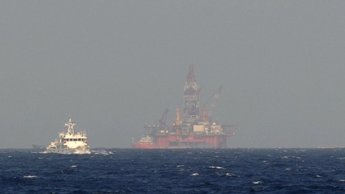 2014年，来自越南海岸警卫队的一艘船在中国南海有争议的水域中的中国石油钻井平台附近航行。（图片来源：Getty Images））