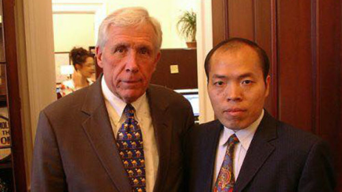 中國基督徒人權律師李柏光(右)與前美國議員沃爾夫的合影。