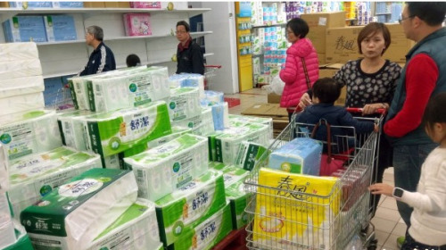 全臺各大賣場的衛生紙每日都被搶購一空。