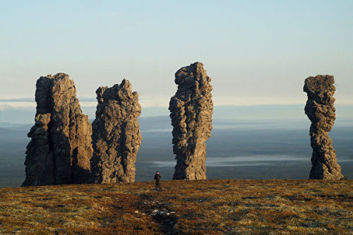 俄巨型石柱传说七个巨人变成石头
