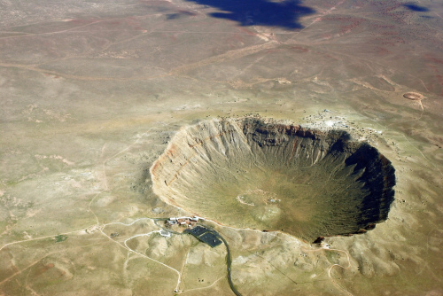 為何地球上的隕石坑總是空的？