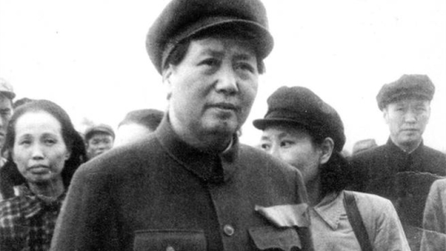 1949年10月1日，毛在天安门广场上宣告成立中华人民共和国，谢雪红（左后方）获邀出席。