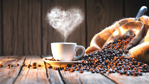咖啡具有很多养生功能，适量饮用能增进健康。
