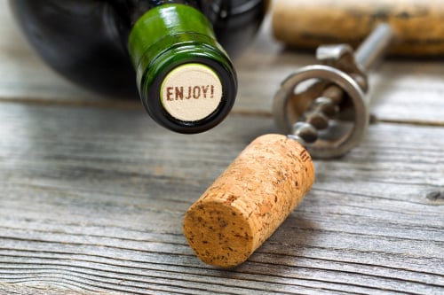 由于不渗水的优良特质，软木塞广泛用作葡萄酒瓶塞