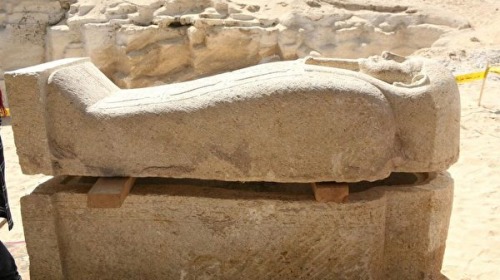 埃及考古學家發現一個2,300年前的地下墓穴，內有古代祭司的木乃伊遺體和遺物及石棺。