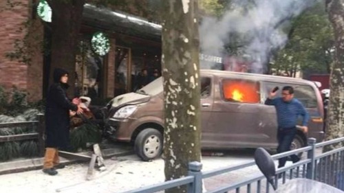 上海市黄浦区发生一起汽车起火冲撞人行道事件