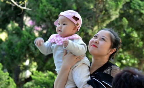 加拿大一位華人母親發帖稱養不起孩子，不得不送回國。不過此舉卻遭到網友們的質疑，怎麼回事？圖文無關。