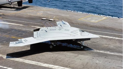X-47B隱形無人機是世界上首架陸基和航空母艦都能使用的無人駕駛偵察、攻擊機，並且已在航母上測試成功。（圖片來源：美國海軍）