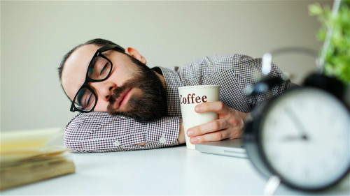 不良的午睡睡姿會讓您腰酸背痛，甚至落枕受傷，不可不慎。