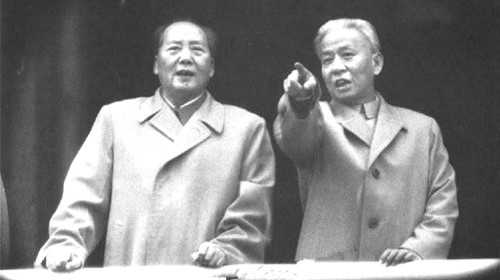 刘少奇在1966年8月中央全会上顶撞毛泽东，惹祸上身。