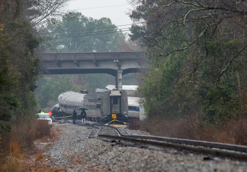 美南卡州列车相撞脱轨 至少2死116伤