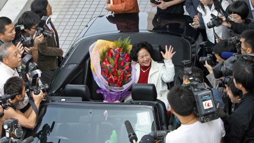 「香港良心」陳方安生獲頒人權獎，成為該獎項首位華人得主。圖為陳方安生2007年擊敗建制派陣營的葉劉淑儀，勝出立法會補選。