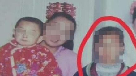 2006年春天，萬秀玲(左)抱著小兒子與女兒湯蘭蘭(右)合影。