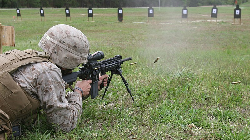 一名海軍陸戰隊員試射M27全自動步槍