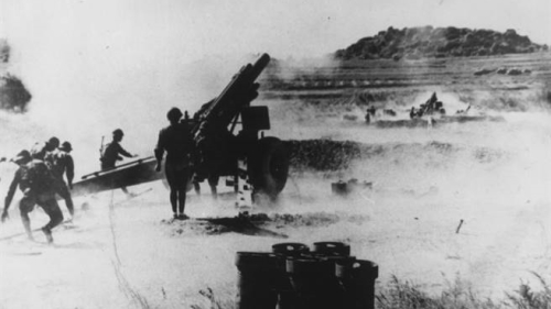 八二三炮战中，国军炮兵向共军发炮还击。