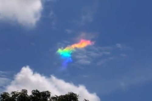 巴西拍到色彩變幻的「七彩祥雲」