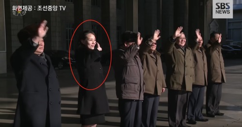 金正恩胞妹金與正（紅圈者）送別朝鮮冬奧會代表團。