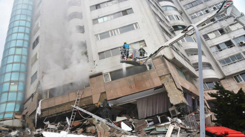 台湾花莲2月6日深夜发生6级地震，震央达7级，共有4栋大楼倾斜倒塌