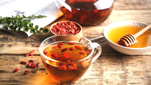 蜂蜜枸杞茶能补肾解毒，还可以有助于稳定血压。
