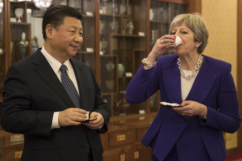 2018年2月1日，英国首相特蕾莎·梅和中国国家主席习近平出席在北京钓鱼台国宾馆举办的茶礼。