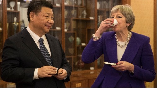 2018年2月1日，英国首相特蕾莎·梅和中国国家主席习近平出席在北京钓鱼台国宾馆举办的茶礼。