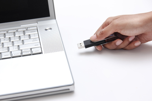 阿傑雖然是USB的創造者，蘋果卻是第一家真正推出兼容USB技術產品的廠商。