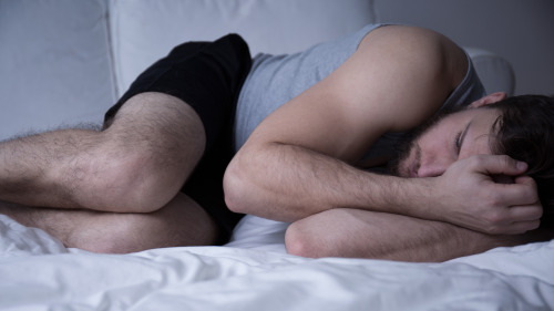 蜷缩着身子睡觉，会对背部和颈部造成伤害。