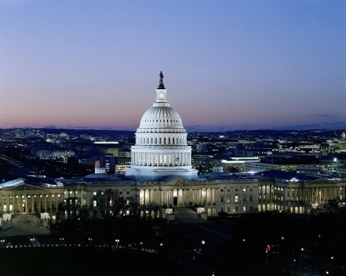美参议院通过两年预算协议 政府有望重开  