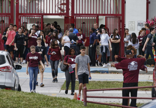 校園槍擊案後，斯通曼．道格拉斯高中2月28日重新開學。