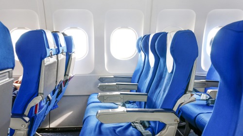坐過飛機的旅人是否曾有疑惑，為何機上座椅和窗戶大多不對齊？