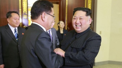 朝鮮最高領導人金正恩（右）在平壤會見南韓特使團代表鄭義溶（左）
