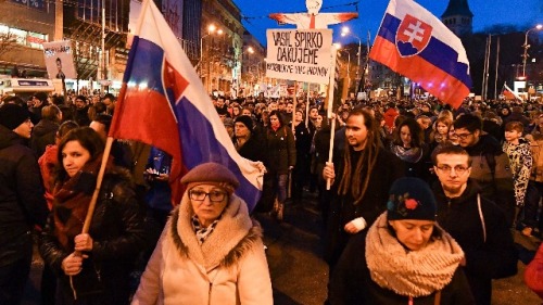 斯洛伐克民众走上街头沉默抗议，悼念被暗杀的记者记者简·库什克和他的未婚妻玛蒂娜·库斯尼罗瓦。