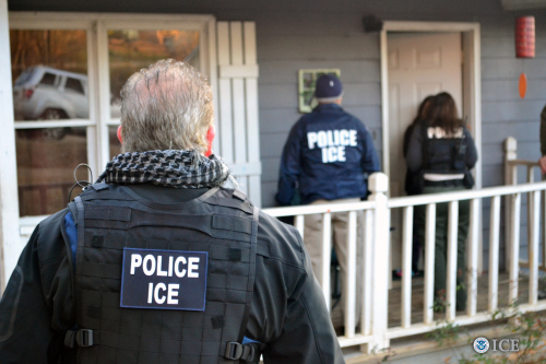 ICE工作人员正在执法。