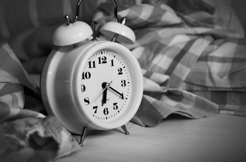 美加调时间少睡一小时对大脑有何影响？