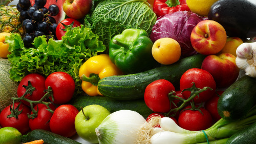 蔬菜水果多属于碱性食物，多吃有益健康。