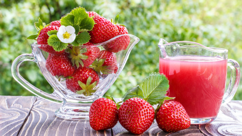 草莓适宜鼻咽癌、扁桃体癌、喉癌、肺癌病人在放疗期间食用。