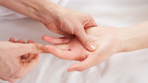 按摩手指可治疗很多疾病。