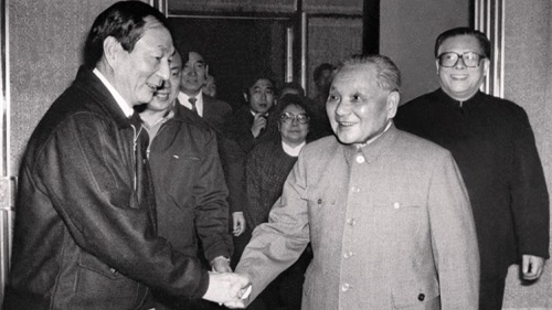 邓小平（中）欣赏朱镕基（左）的才干，让江泽民（右）妒火中烧。