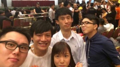 青年新政成员，在2016年香港立法会选举中多人被选举主任裁定提名无效，部分非建制派人士冲击主席台抗议之时，在玩自拍。