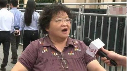 近日，网络广传一段一位中国大妈接受陆媒记者采访的片段。