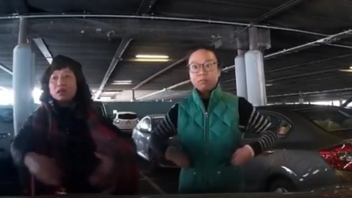 華人母女肉身霸車位涉事車主：以身為華人自豪視頻/圖