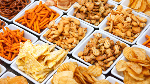 选择零食时要尽量挑选适合减肥期间食用的。