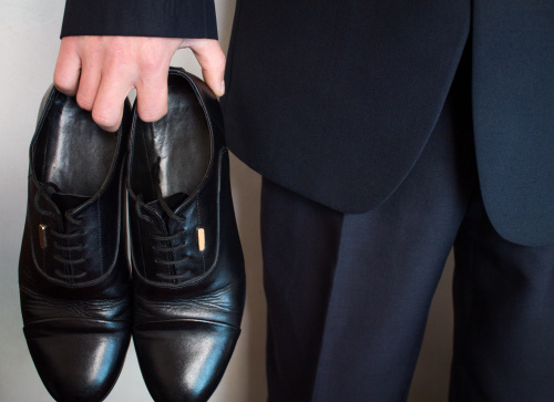 爱穿正统黑皮鞋的男人绝对不能忍受穿脏鞋或旧鞋出门。
