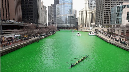 不惜染绿一条河上亿美国人庆节日